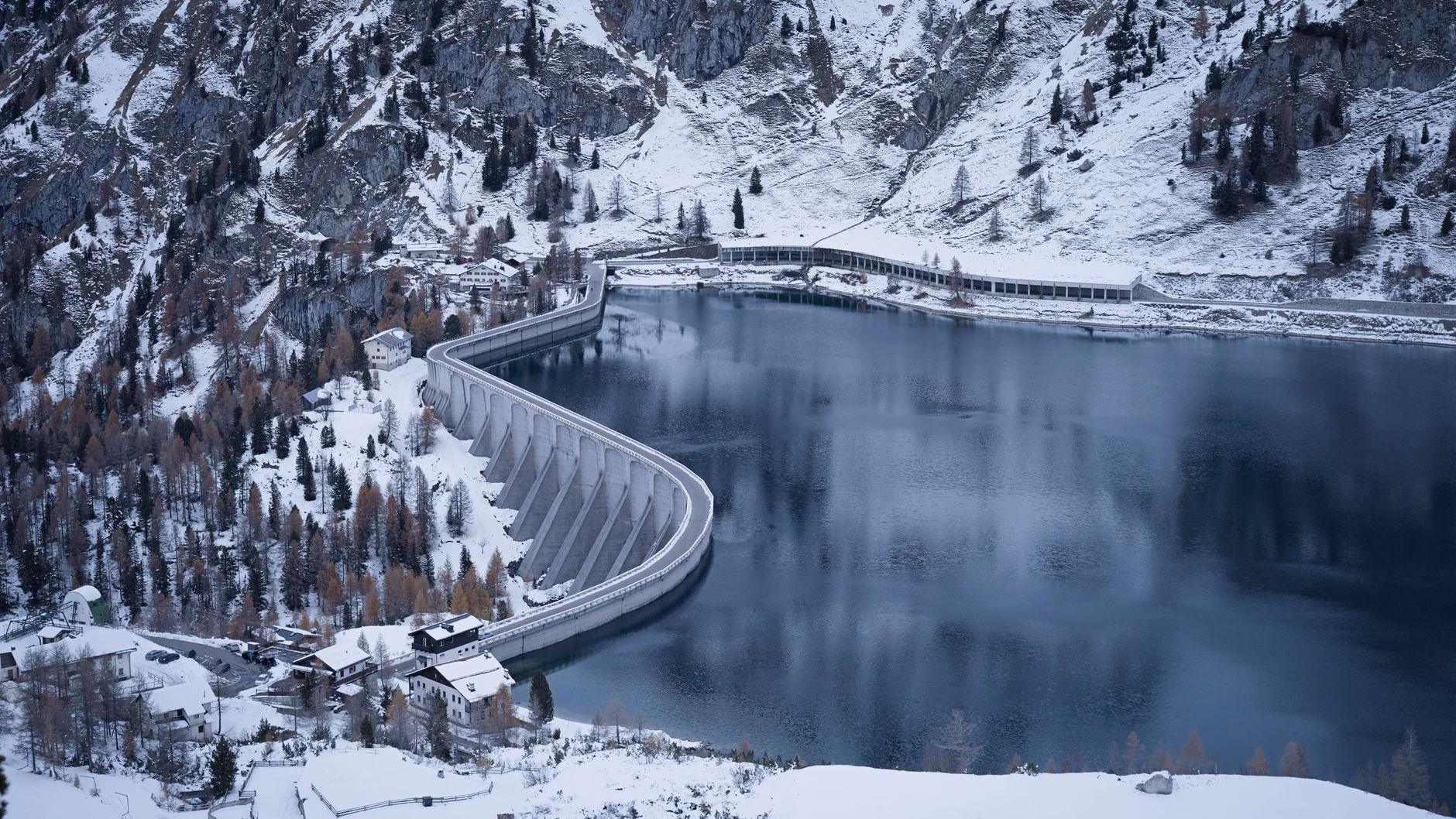 Montagnes enneigées et réservoir d'eau de barrage