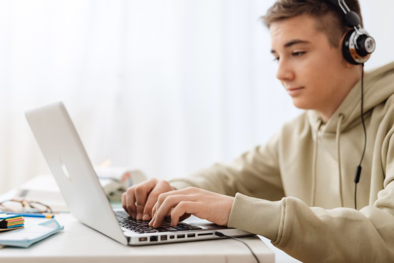 ChatGPT for Teens : OpenAI impose un mode sécurisé et réinvente l'IA pour les 13-17 ans