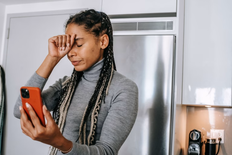 Le biais de négativité : pourquoi une critique pèse plus que dix compliments