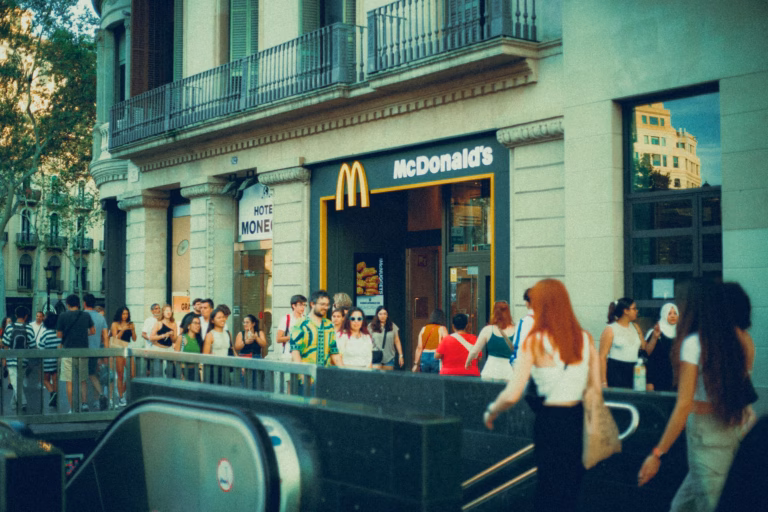 La preuve sociale : pourquoi on choisit le restaurant déjà plein