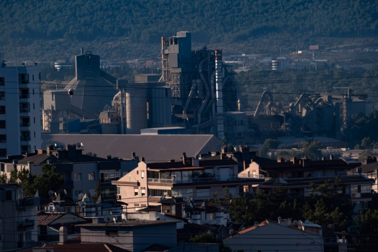 Cimenterie d'Edmonton : Pourquoi le projet géant de captage du carbone de 1,36 milliard est-il mis en pause ?