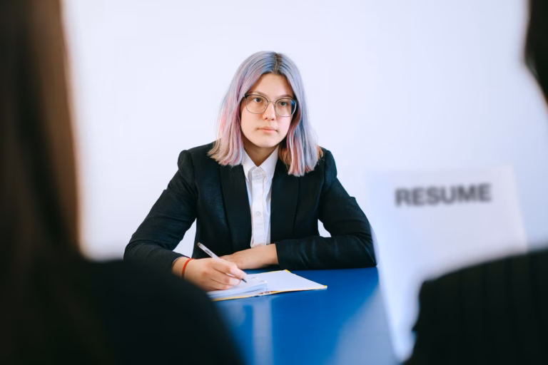 La Psychologie Cachée du Recrutement : Pourquoi les Moins Qualifiés Décrochent le Poste
