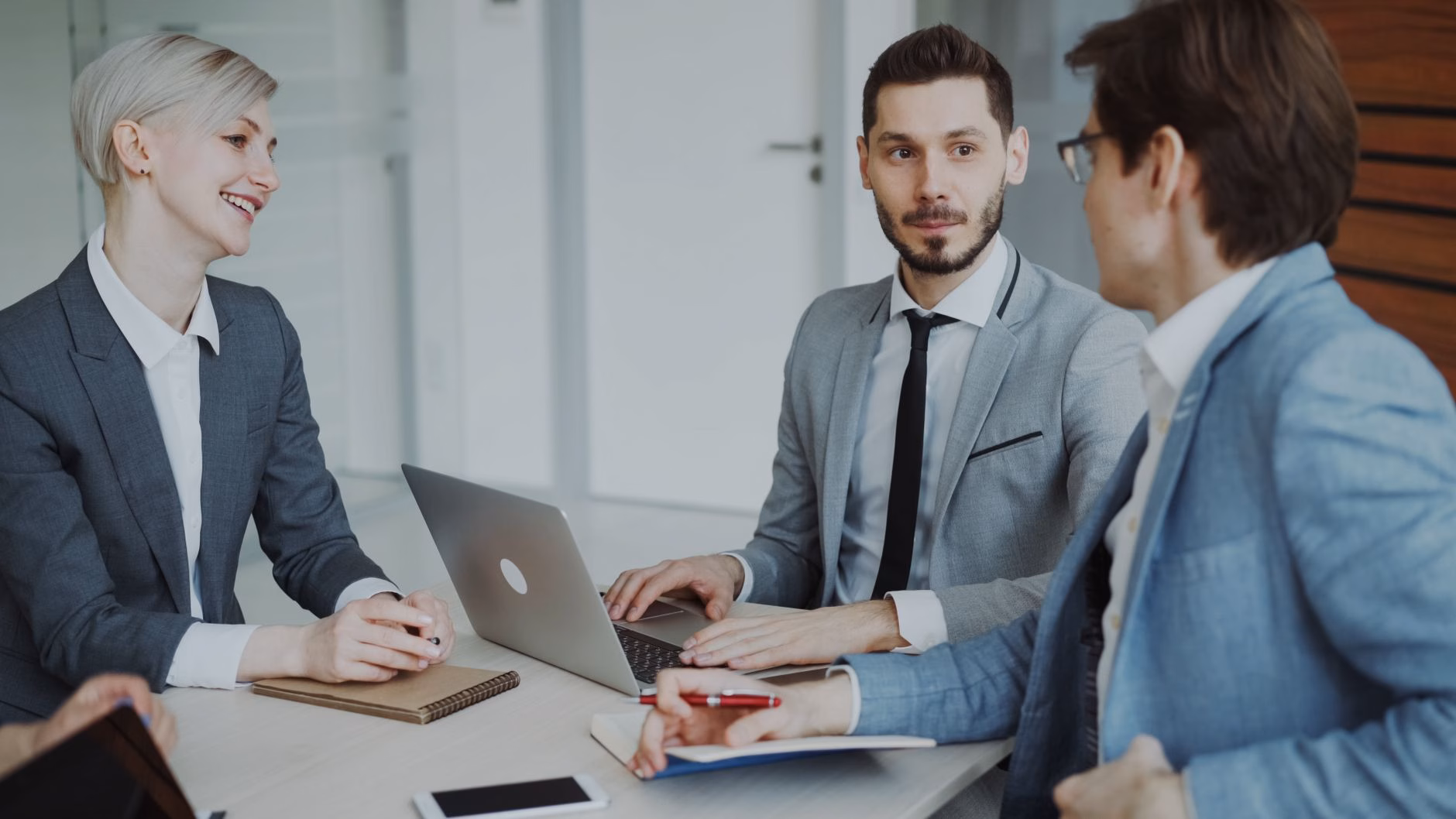 Les 5 Vérités Contre-Intuitives sur la Communication Pour Réussir Votre Carrière