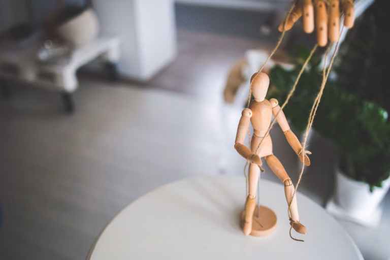 Des techniques de manipulation à connaître, pour les détecter et s'en prémunir