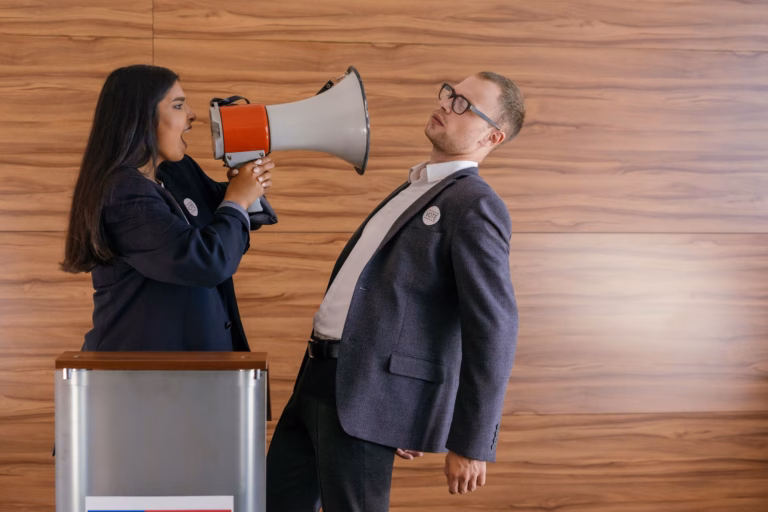 Ad Baculum : Comprendre la Force de la Persuasion et son Rôle en Argumentation