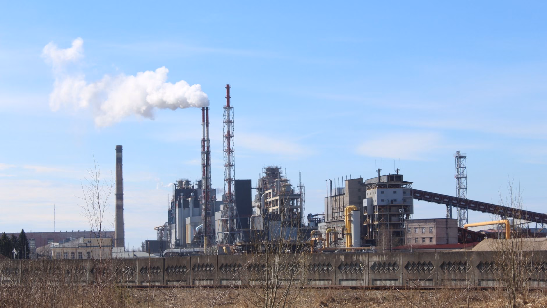 Une cimenterie industrielle avec des cheminées d'usine