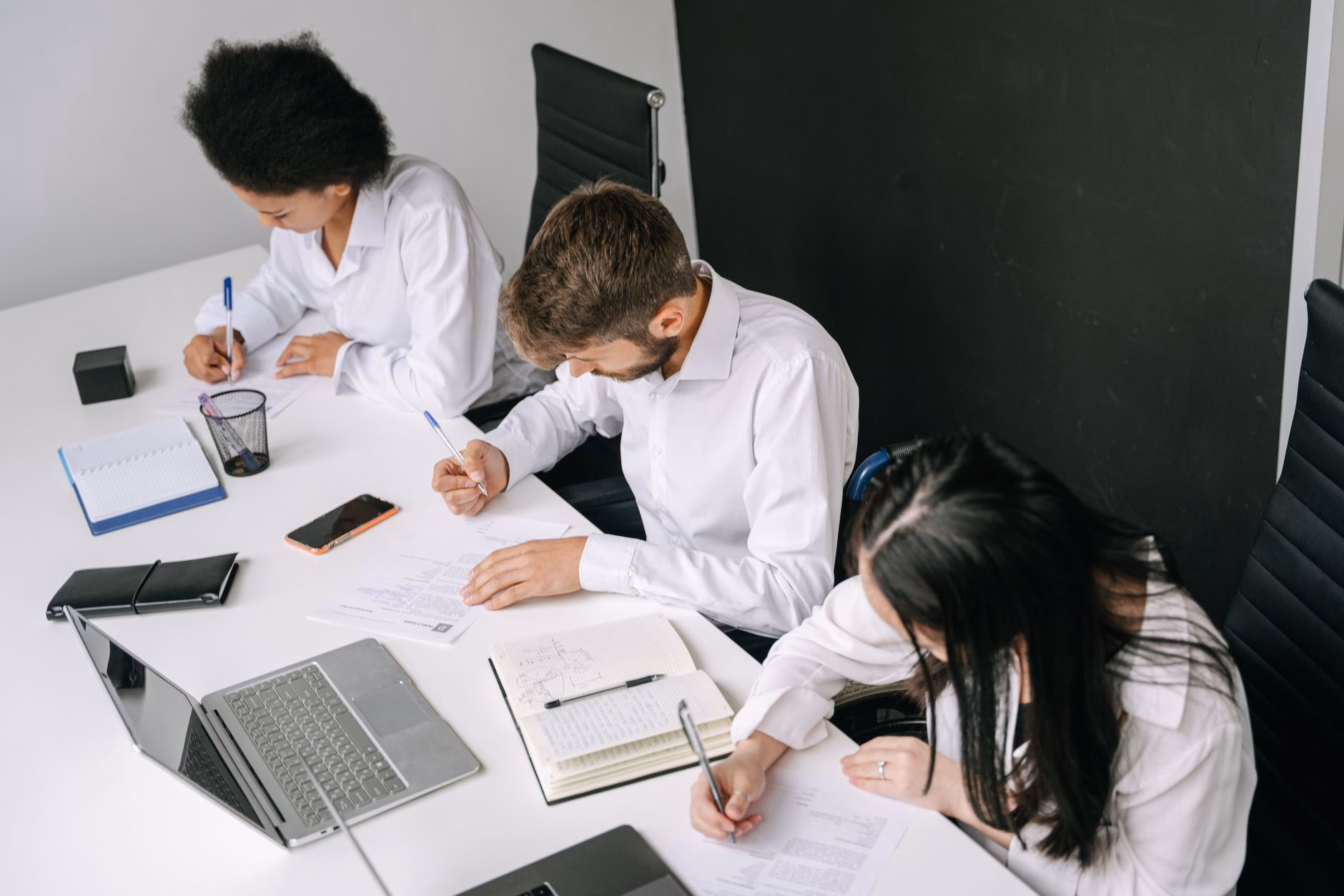 Équipe agile en réunion de coordination autour d'un tableau blanc