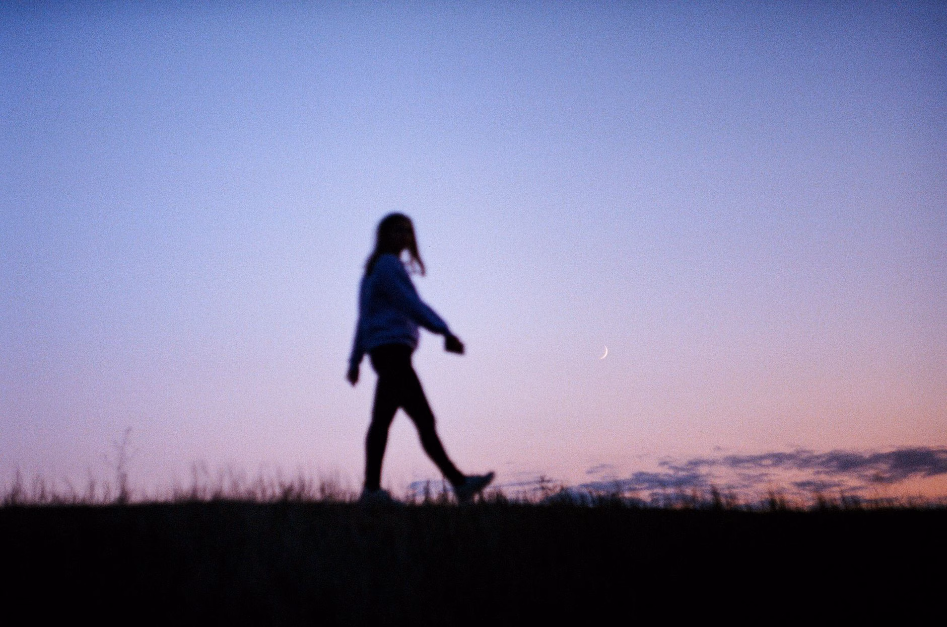 Une personne se promenant paisiblement en pleine nature pour se ressourcer