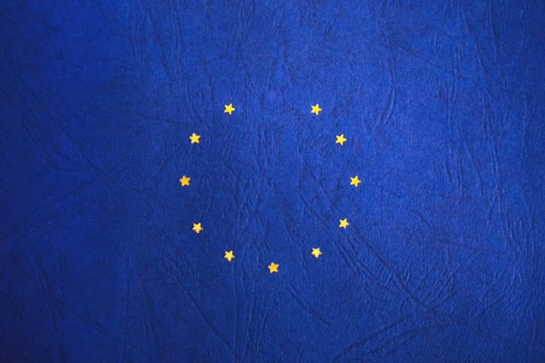 ChatGPT sous haute surveillance : l'Union européenne impose ses règles les plus strictes à l'IA d'OpenAI