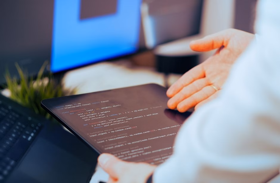 Développeur analysant du code exécuté par des agents autonomes d'IA