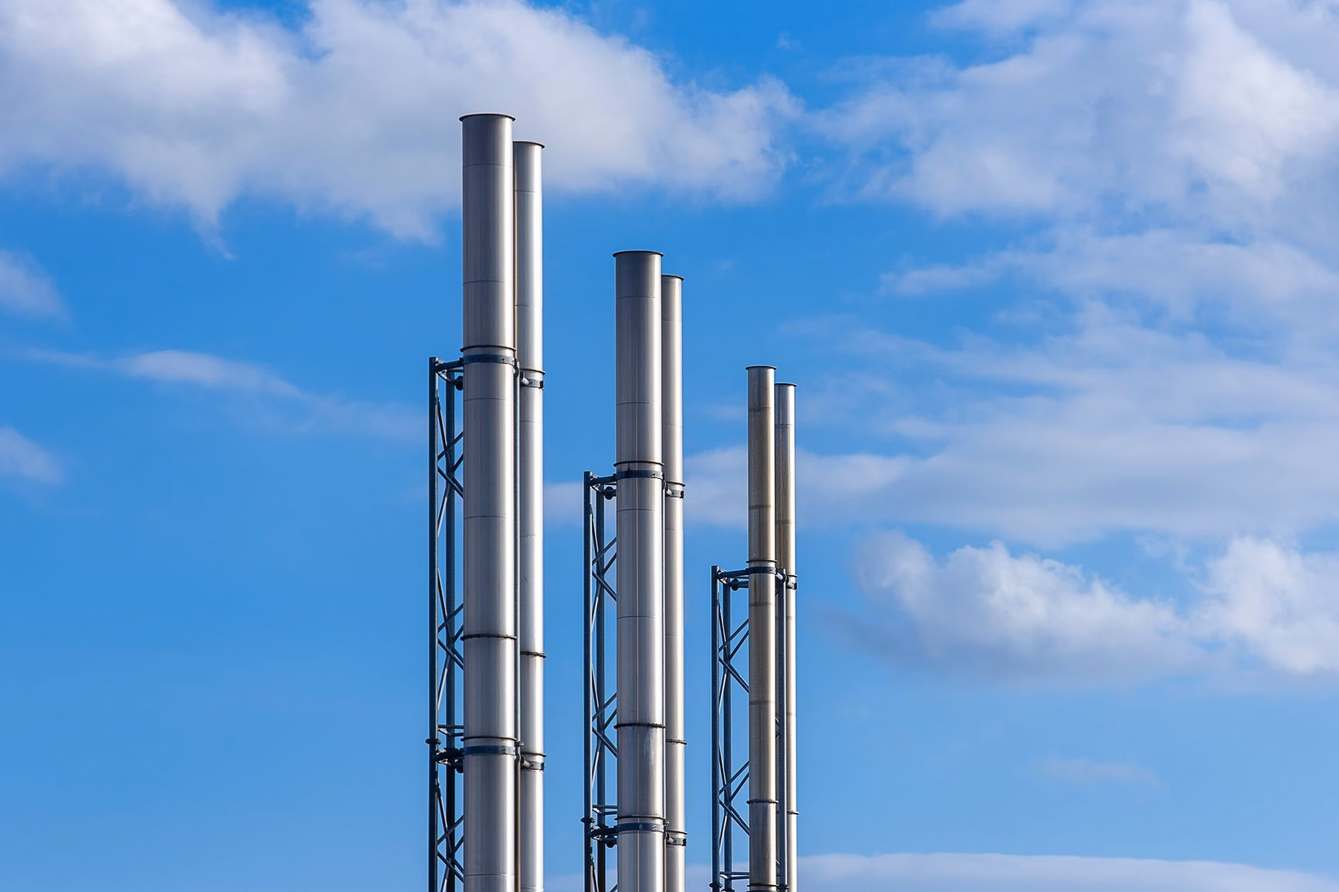 Une usine industrielle avec cheminées illustrant la nécessité de traiter les émissions de dioxyde de carbone