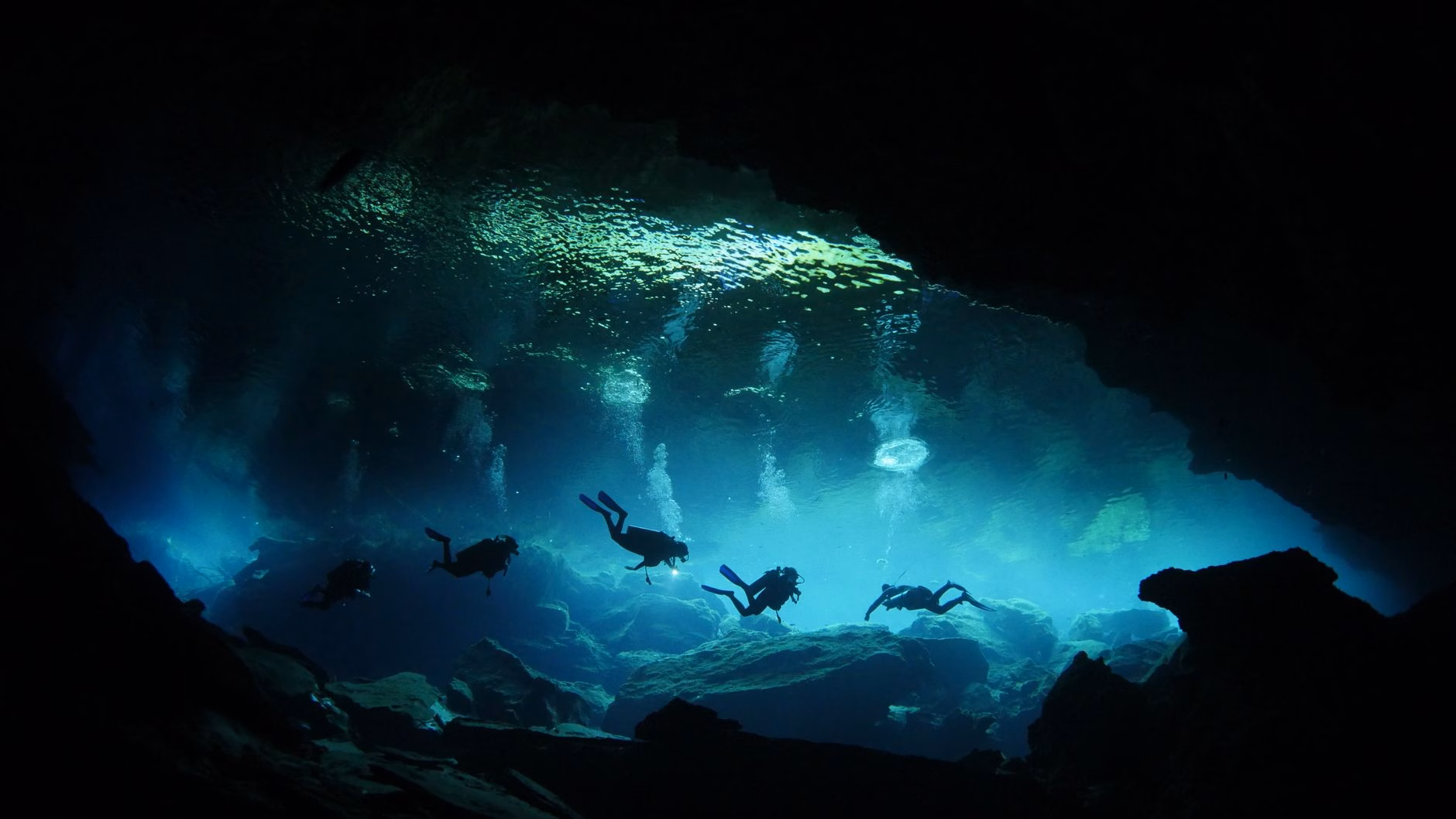 Sources hydrothermales et écosystèmes des grands fonds marins