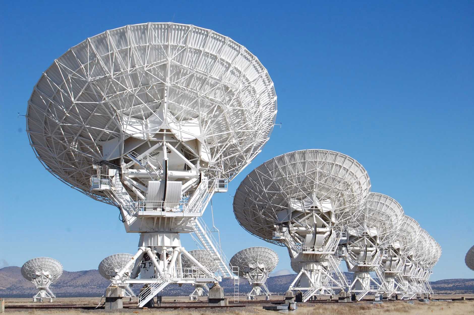 Télescopes de l'observatoire astronomique dans un paysage montagneux