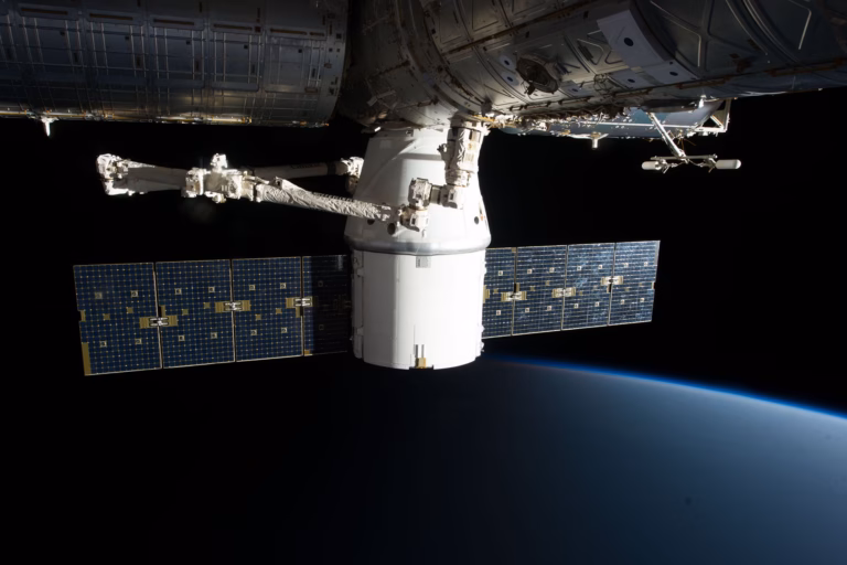 L’IA prend de la hauteur : avec le projet Suncatcher, Google fait faire ses premiers calculs à des puces en orbite