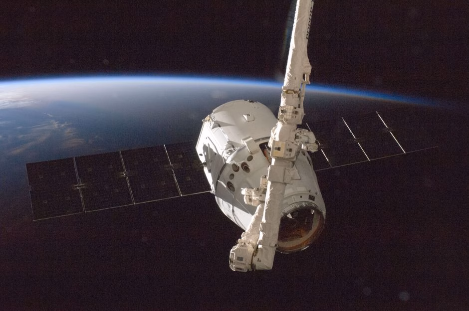 Illustration 3D d'un satellite en orbite terrestre basse captant la lumière solaire
