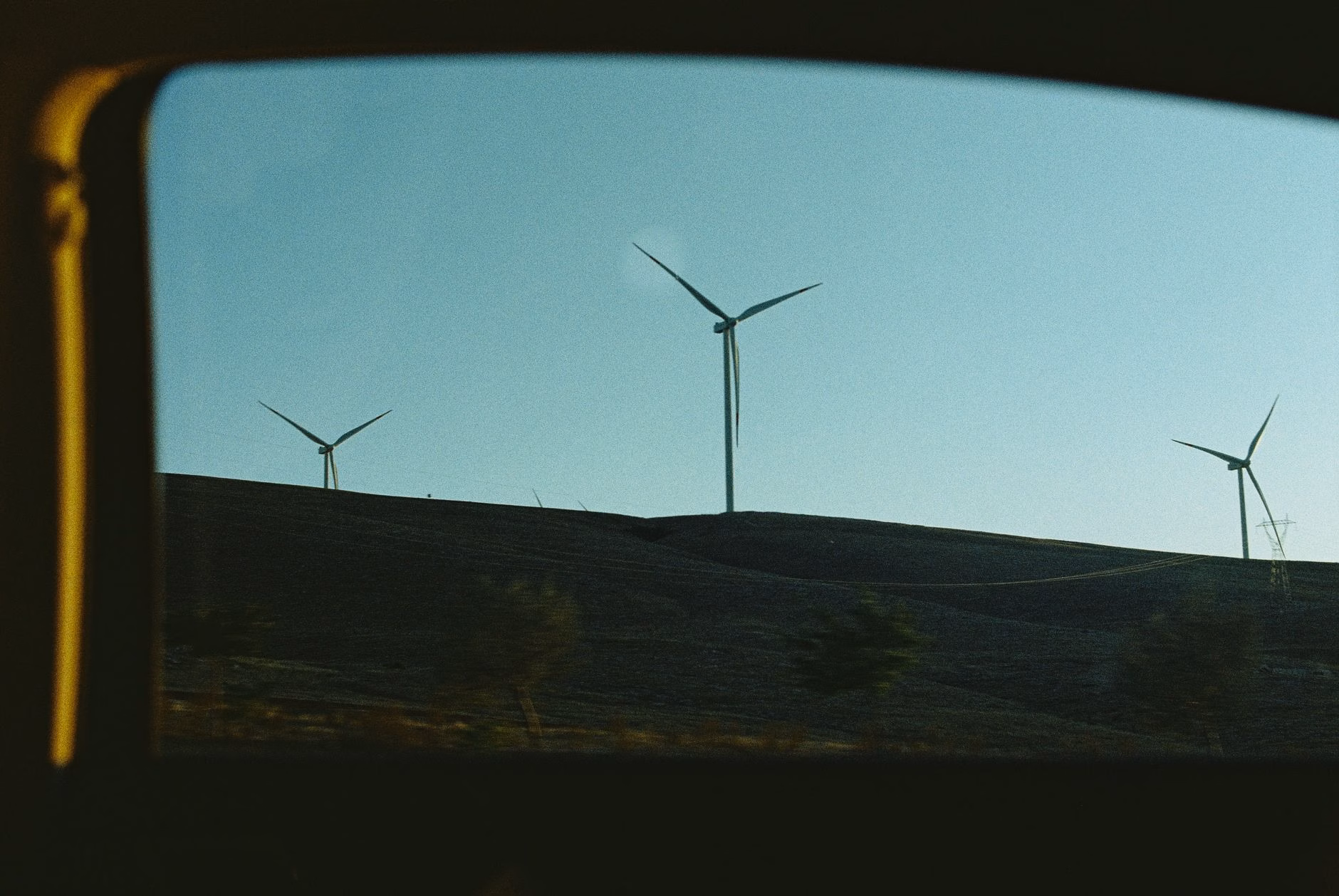 Éoliennes modernes implantées dans un paysage verdoyant