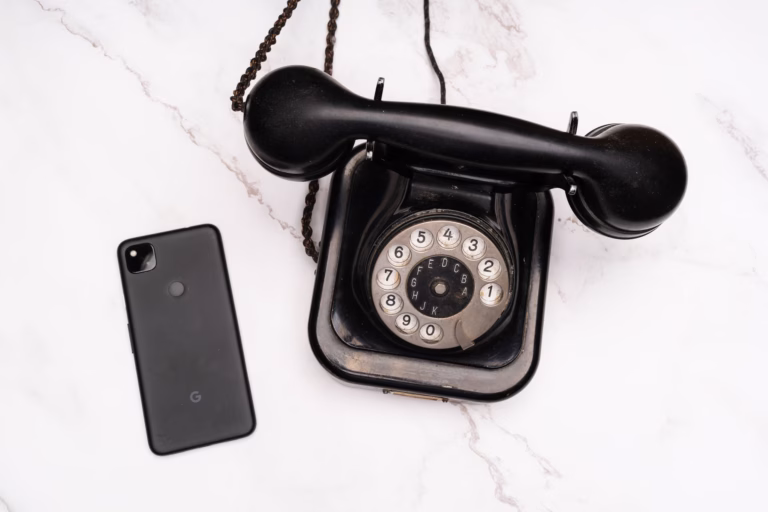 Un téléphone à cadran ancien posé à côté d'un smartphone moderne, symbole du sophisme de l'appel à la nouveauté
